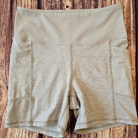 Zobha Women's Size Medium Oatmeal Beige Biker Shorts w/ Pockets Activewear - Picture 1 of 7